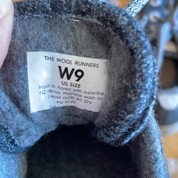 ALLBIRDS wool runners, size 9 - Picture 6 of 6